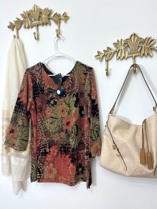 Floral textured  Tunic Top in Multi-Color - Picture 3 of 4